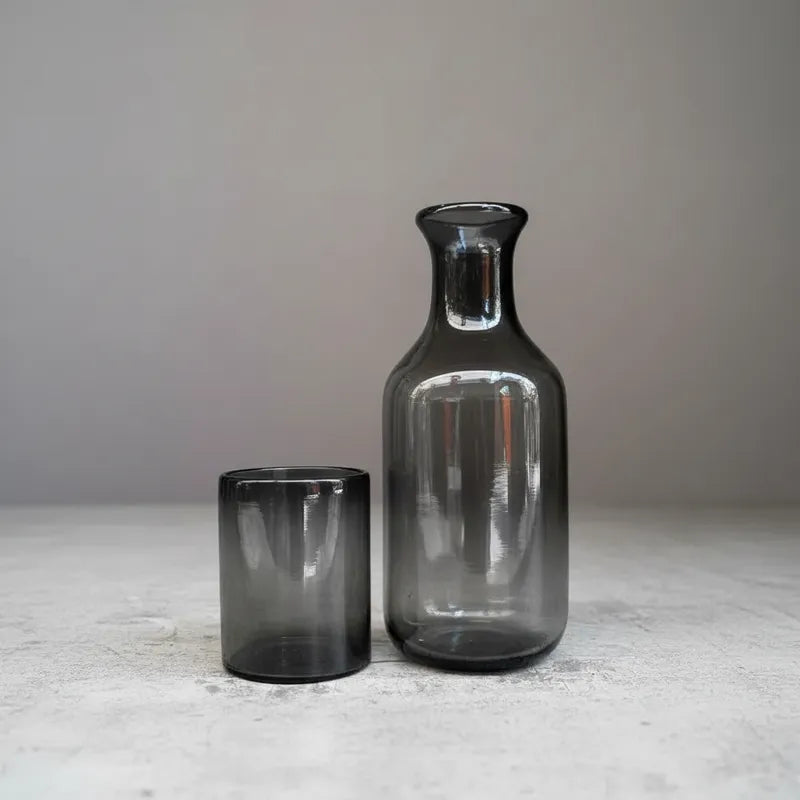 Set de Botella y Vaso de Vidrio Humo