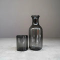 Set de Botella y Vaso de Vidrio Humo