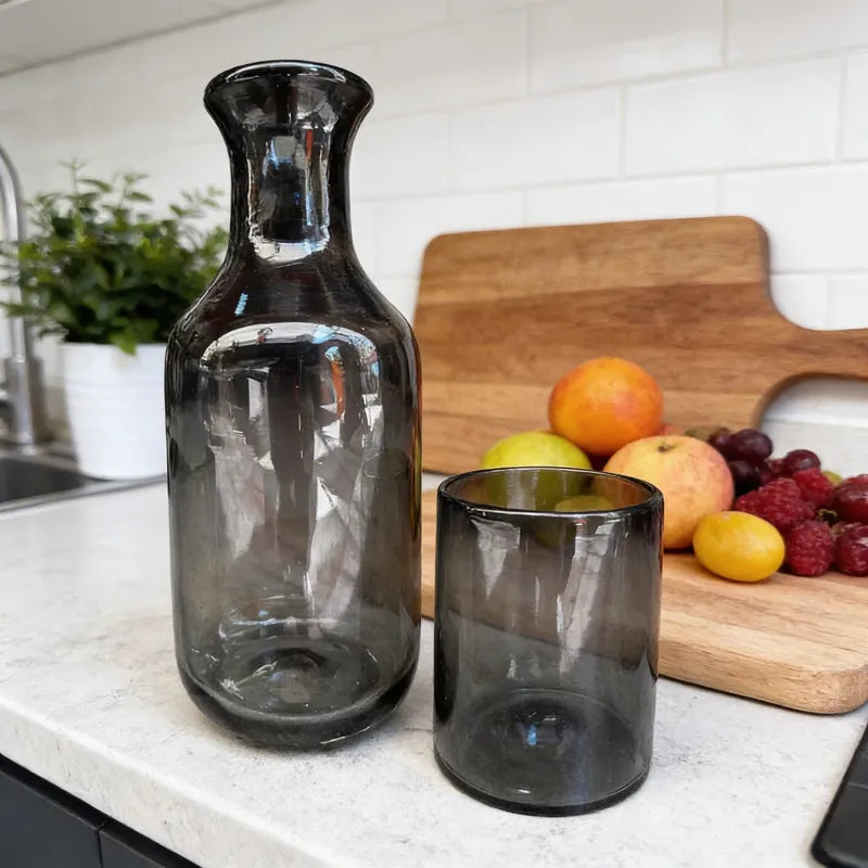 Set de Botella y Vaso de Vidrio Humo
